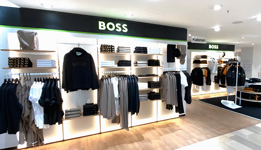Das Innere eines Hugo-Boss-Geschäfts mit Regalen mit Herrenbekleidung (Foto)